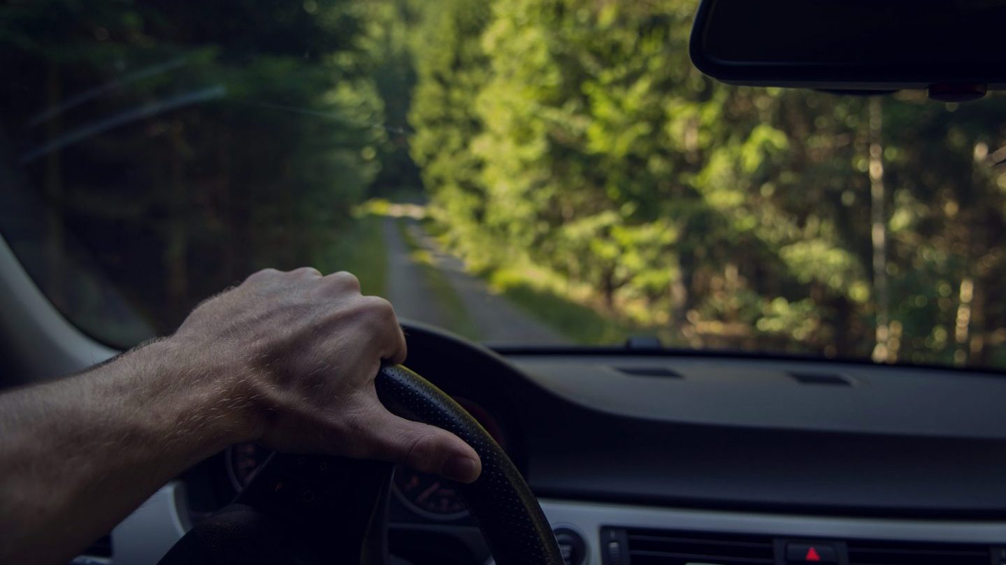 Sähkö- ja hybridiautot ovat hyviä vaihtoehtoja ympäristöystävällisyyttä arvostavalle autoilijalle.