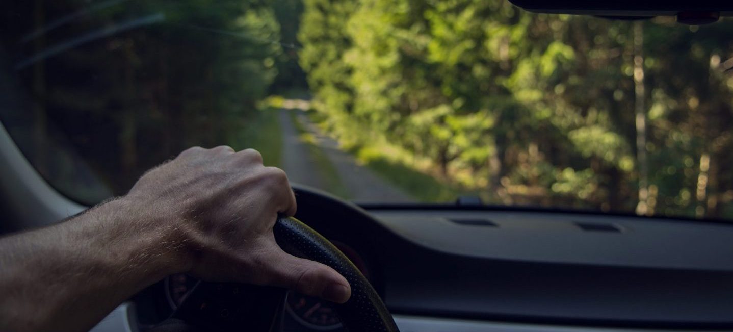 Sähkö- ja hybridiautot ovat hyviä vaihtoehtoja ympäristöystävällisyyttä arvostavalle autoilijalle.