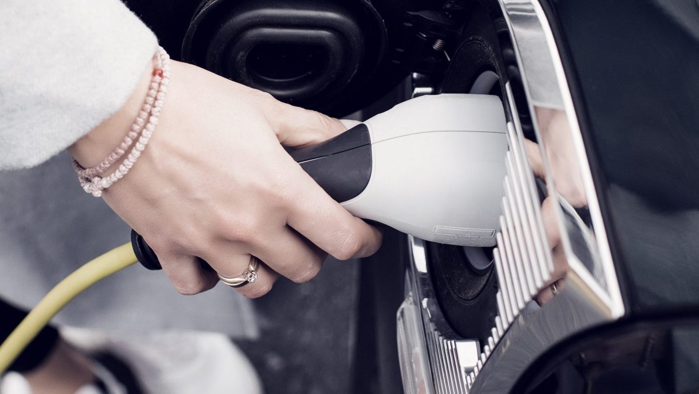 Sähkö- ja hybridiauton leasing kasvussa